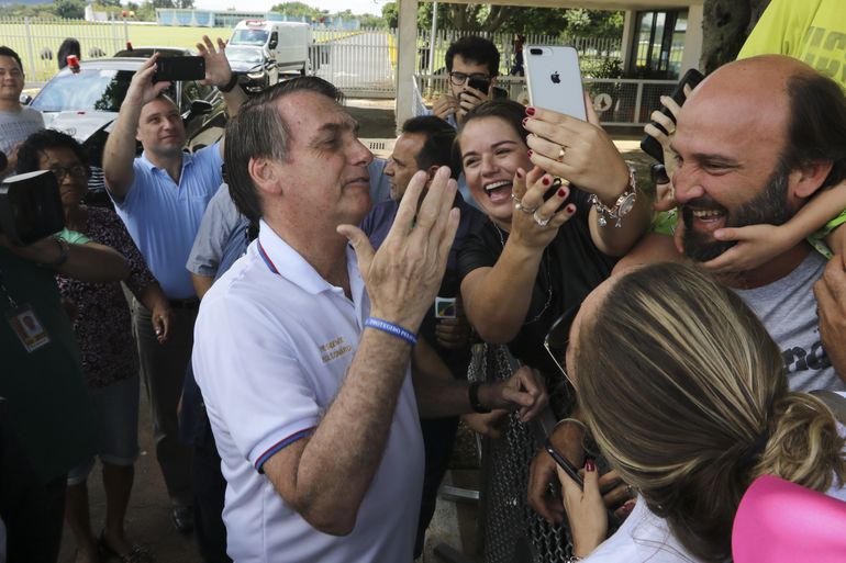 Bolsonaro cumprimenta populares no Palácio da Alvorada