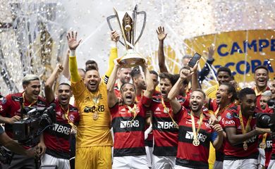 Flamengo levanta a taça da Supercopa do brasil 2021.