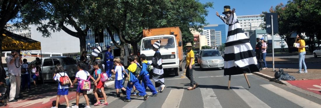Detran começa hoje (22), ação de conscientização pelas ruas da capital, que incentiva os motoristas a respeitarem as faixas de pedestres