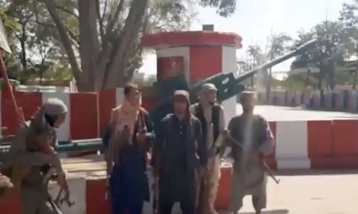 Combatentes do Taliban se reúnem na cidade de Ghazni