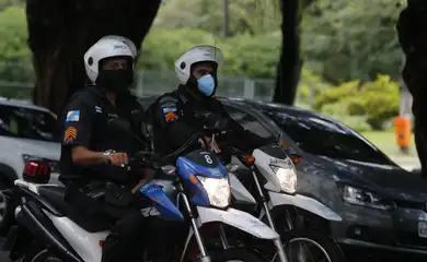Policiais militares  usam máscara de proteção na cidade do Rio de Janeiro, durante pandemia da Covid-19.