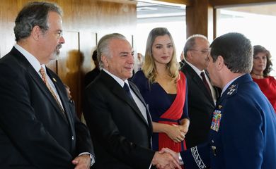Brasília - Presidente Michel Temer acompanhado da primeira-dama Marcela Temer e o ministro da Defesa, Raul Jungmann, cumprimenta oficiais da Marinha, Exército e Aeronáutica em cerimônia no Clube Naval (Marcos Corrêa/PR)