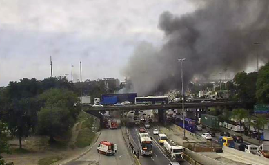 Veículos são incendiados no Rio - Divulgação/Prefeitura do Rio