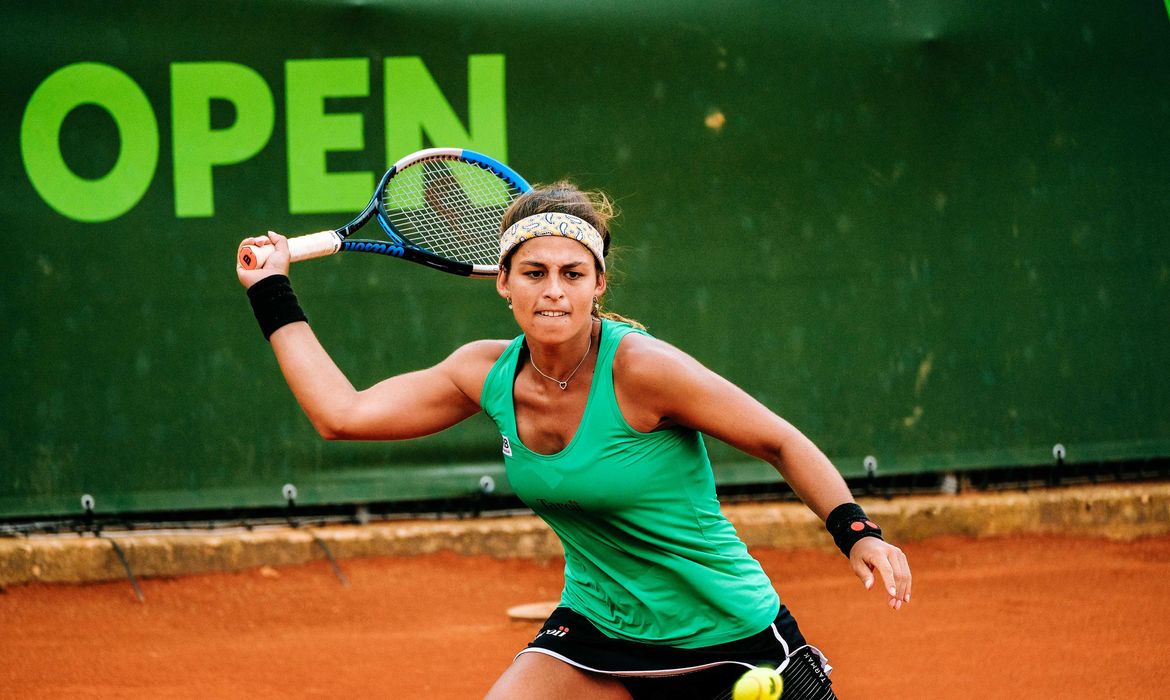 Carol Meligeni vence compatriota Bia Falcão no torneio de Oeiras, em Portugal, em 29/04/2021 - tênis - WTA