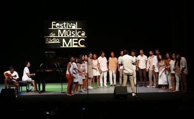 Entrega de prêmios aos músicos no Festival de Música Rádio MEC 2018, no Teatro João Caetano