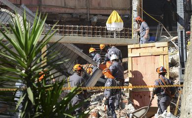 São Paulo - Bombeiros buscam mulher soterrada nos escombros de Igreja da Assembleia de Deus que desabou na tarde de ontem (15) em Diadema, no ABC Paulista (Rovena Rosa/Agência Brasil)