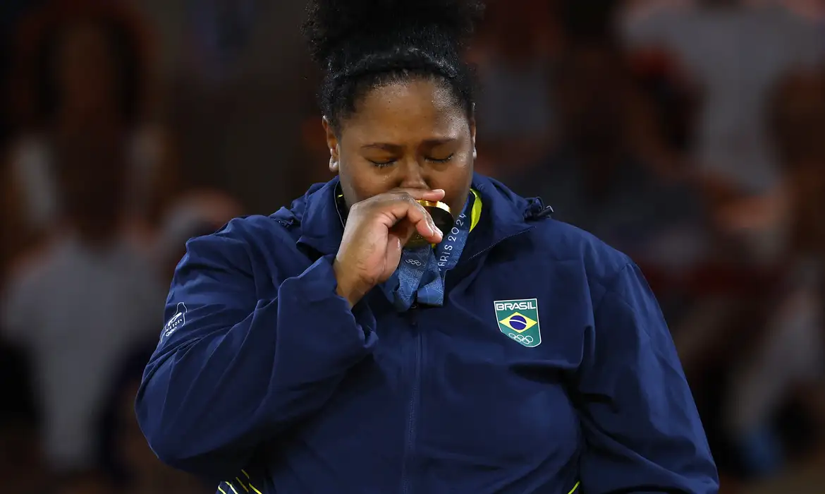 Paris 2024 Olympics - Judo - Women +78 kg Victory Ceremony - Champ-de-Mars Arena, Paris, France - August 02, 2024. Gold medallist Beatriz Souza of Brazil reacts after receiving her medal. REUTERS/Kim Kyung-Hoon