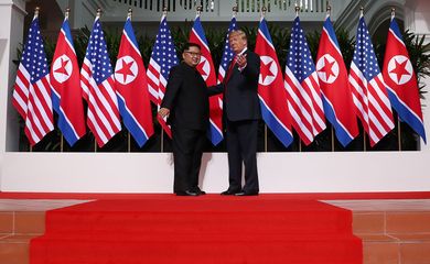 O presidente norte-americano Donald Trump se encontra com o líder da Coreia do Norte Kim Jong-Un - REUTERS/Jonathan Ernst