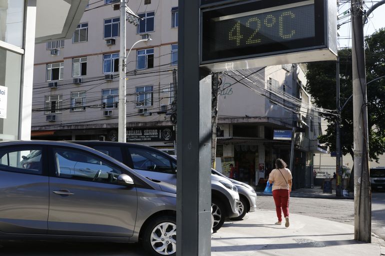 Termômetro de rua na Tijuca registra a onda de calor que atinge a cidade do Rio de Janeiro. 