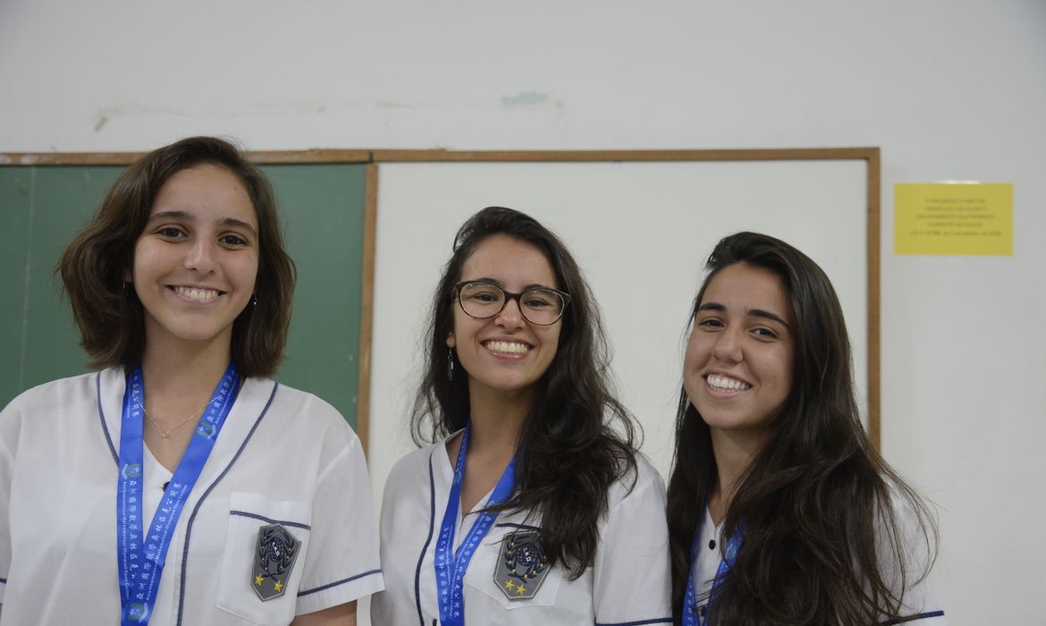 As estudantes do 2º ano, Marina Sangineto, Lavínia Vasconcelos e Ana Clara Campos do 3º ano vencedoras de medalhas na Asia International Mathematical Olympiad (AIMO), em Bangcoc, na Tailândia. 