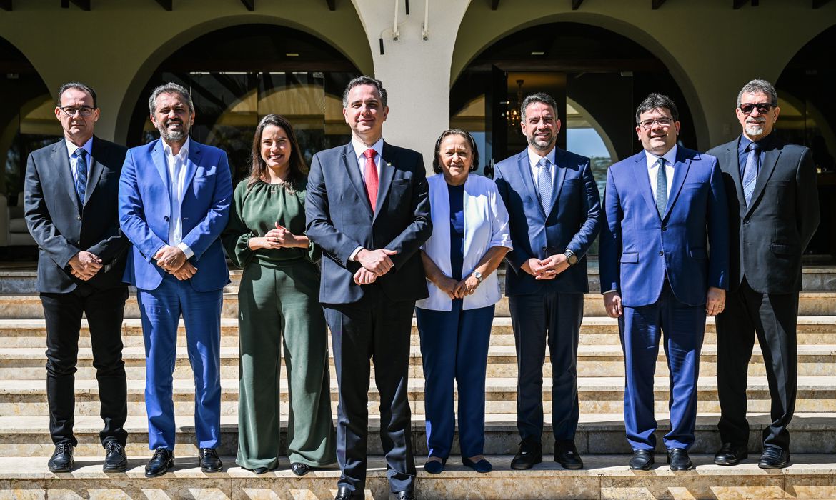 Brasília (DF), 07.08.2024 - Presidente do Senado Federal, senador Rodrigo Pacheco após reunião com governadores de estados do Nordeste para debater as medidas relacionadas ao programa de pagamento da dívida dos estados. (E/D):
vice-governador de Serjipe, Zezinho Sobral; governador do Ceará, Elmano de Freitas; governadora de Pernambuco, Raquel Lyra; presidente do Senado Federal, senador Rodrigo Pacheco (PSD-MG); presidente do Senado Federal, senador Rodrigo Pacheco (PSD-MG); governadora do Rio Grande do Norte e presidente do Consórcio Nordeste, Fátima Bezerra;
governador de Alagoas, Paulo Dantas; governador do Piauí, Rafael Fonteles; secretário da Casa Civil da Bahia, Afonso Florence. Foto: Pedro Gontijo/Senado Federal