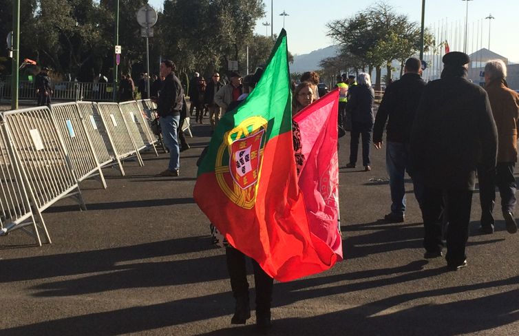 Lisboa - Português, com bandeira nacional, participa do cortejo fúnebre de Mário Soares, ex-presidente de Portugal, no Mosteiro dos Jerónimos  (Marieta Cazarré/Agência Brasil)