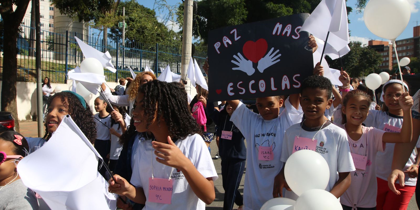Caminhada em Paraisópolis alerta para cultura de paz nas escolas