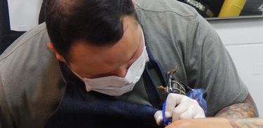 Um dos entrevistados do Programa Especial sobre profissões é o tatuador Tauê Lago que tem amputado do braço direito, ele explica como consegue tatuar usando apenas uma mão1