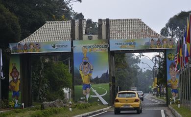 Decoração em Teresópolis, cidade que vai ser a base de seleção brasileira de futebol durante a Copa do Mundo Fifa 2014 (Fernando Frazão/Agência Brasil)