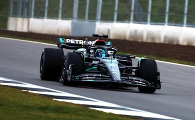 carro preto - Mercedes - F1 - temporada 2023 - Lewis Hamilton