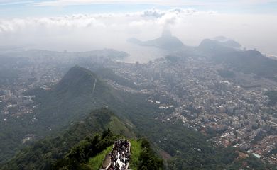 Rio de Janeiro (RJ), 23/02/2023 - Vista parcial da zona sul da cidade com visitantes do Cristo Redentor e a Baia da Guanabara e o Pão de Açucar ao fundo. (Foto:Tânia Rêgo/Agência Brasil)
