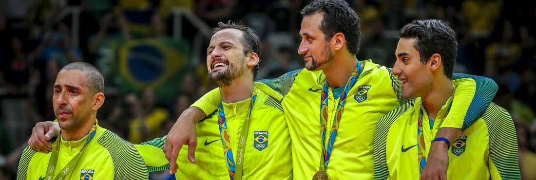 Brasil vence a Itália por 3 sets a 0 e fica com o ouro olímpico no vôlei masculino