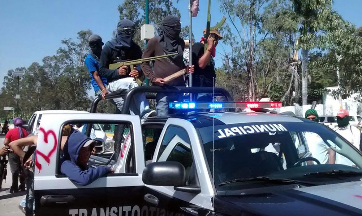 Mascarados capturam um veículo da polícia de Chilpancingo, Guerrero, Médico. Os protestanes pedem a volta dos 43 estudantes que desapareceram em Iguala