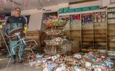 Porto Alegre (RS), 20/05/2024 – CHUVAS RS- LIMPEZA - Comerciantes retiram entulho e limpam lojas para retomar os negócios no Centro Histórico de Porto Alegre. Foto: Rafa Neddermeyer/Agência Brasil
