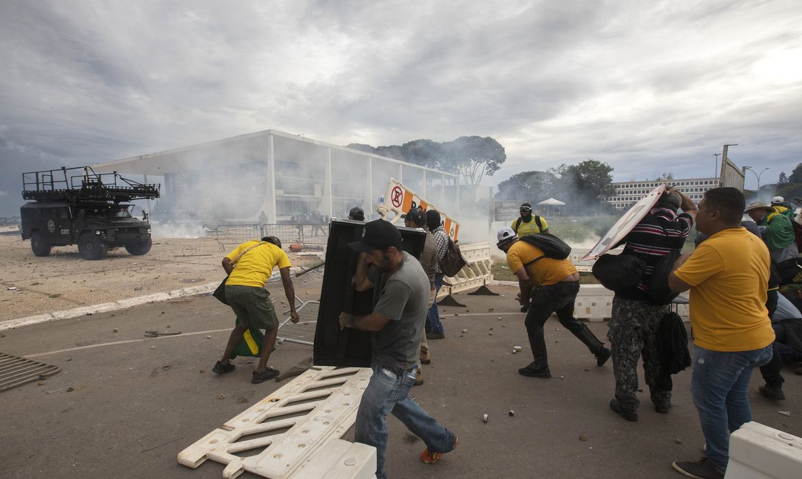 Brasilia 07/02/2023 - Manifestantes invadem predios publicos na praca dos Tres Poderes, na foto manifestantes com grades de protecao do predio do Tribunal Superior Federal (STF)