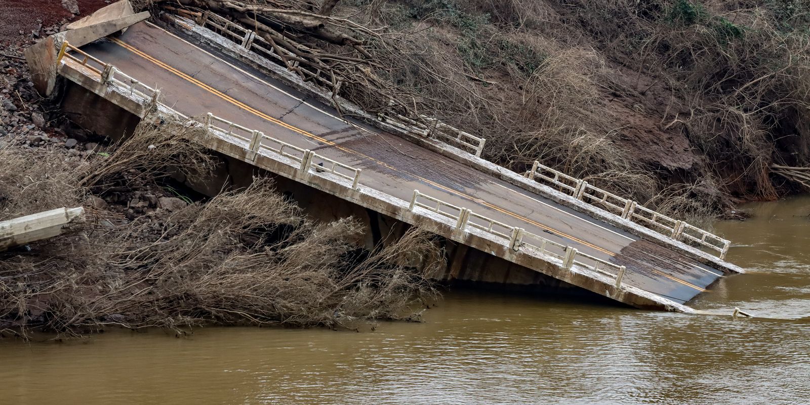 Eduardo Leite assina contrato para reconstruir ponte levada pela chuva