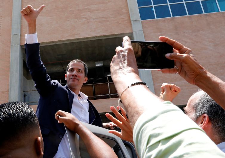 O autodeclarado presidente interino da Venezuela, Juan Guaidó, saúda seus partidários após sua chegada no aeroporto internacional Simon Bolivar em Caracas, na Venezuela.
