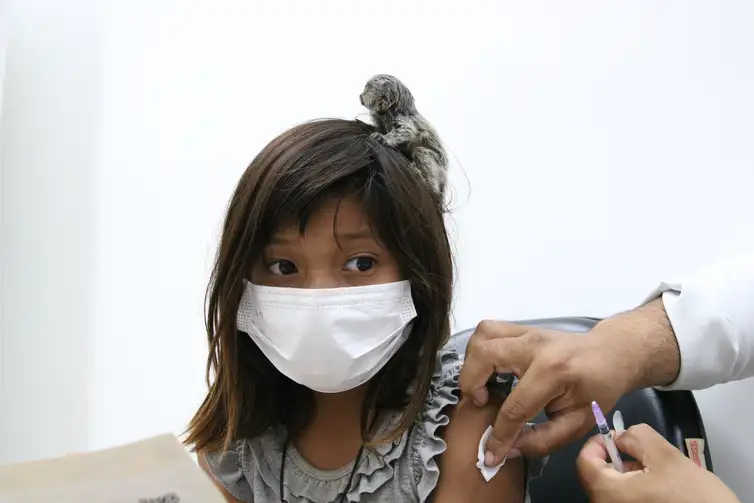 Bianca Para Poty de Castro Cordeiro recebe a dose pediátrica da vacina contra covid-19 na Unidade Básica de Saúde - UBS Aldeia Jaraguá Kwaray Djekupe, no Jaraguá.