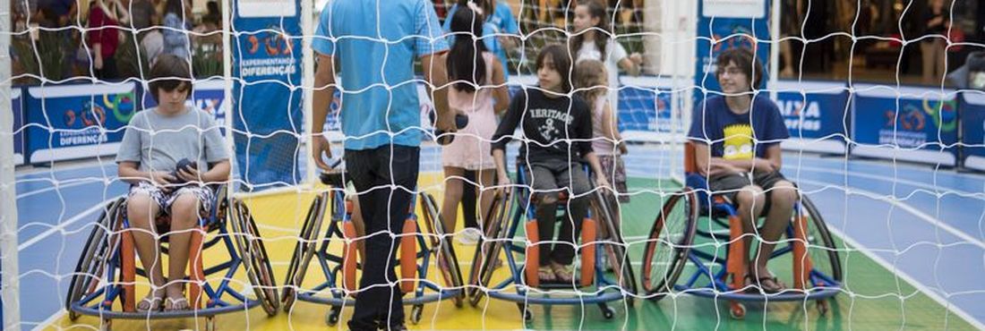 A exposição Experimentando Diferenças traz imagens que retratam atletas dos jogos paralímpicos de Londres 2012