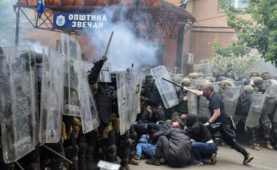 NATO Kosovo Force (KFOR) soldiers clash with local Kosovo Serb protesters at the entrance of the municipality office, in the town of Zvecan, Kosovo, May 29, 2023. REUTERS/Laura Hasani
