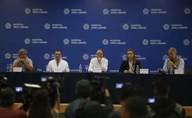 São Paulo (SP), 12/12/2024 - Entrevista coletiva da equipe médica que está cuidando do presidente Lula no hospital. Sírio Libanês. Esq/Dir  DR. José Guilherme Caldas, Dr Rogério Tuma, Dr. Roberto Kalil, Dra Ana Helena Germoglio e Dr. Marcos Stavale. Foto: Paulo Pinto/Agência Brasil