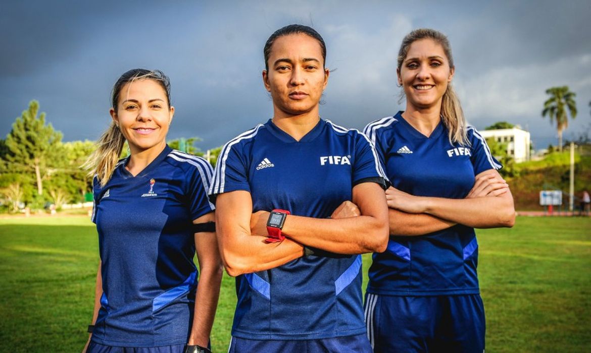 O trio de arbitragem formado por Edina Alves, Neuza Back e Tatiane Camargo será o Brasil em campo na semifinal da Copa do Mundo Feminina.