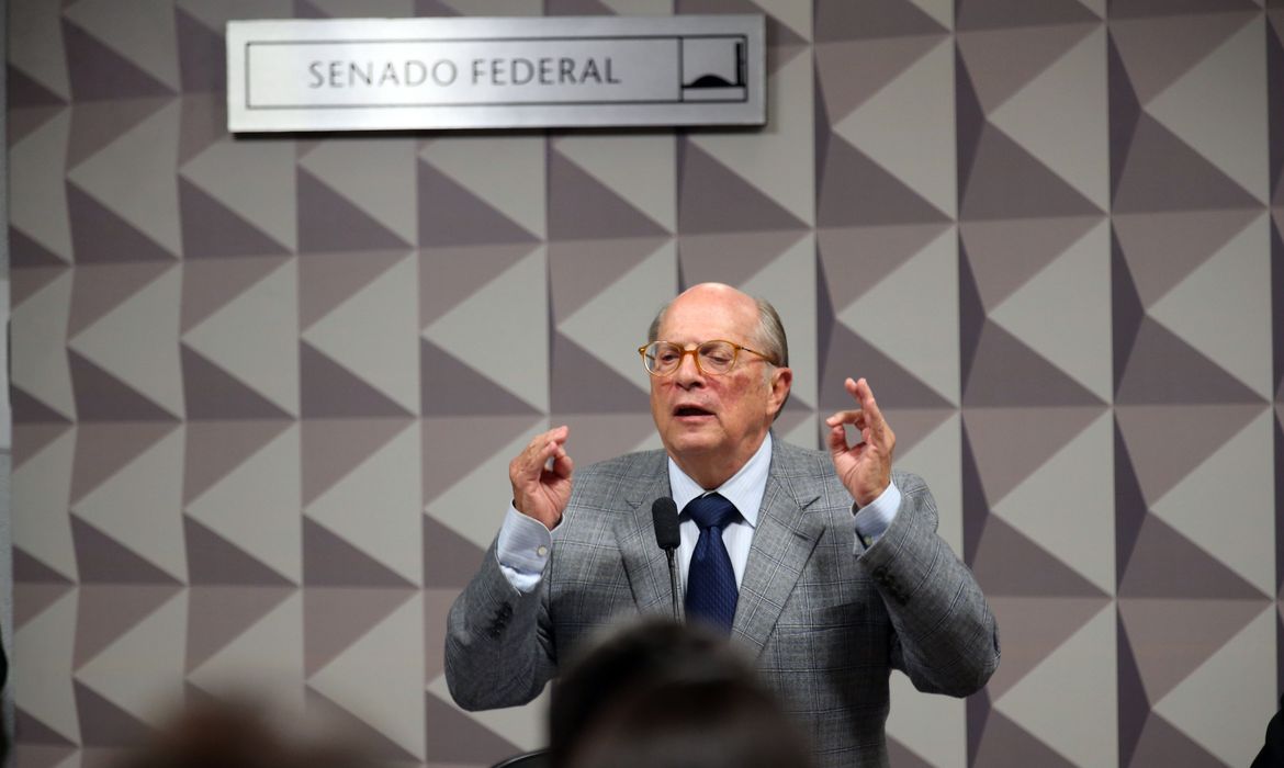 Brasília - Miguel Reale Junior, um dos autores do pedido de afastamento da presidenta Dilma Rousseff, na Comissão Especial do Impeachment no Senado  (Fabio Rodrigues Pozzebom/Agência Brasil)