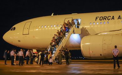 Brasília (DF) 11/12/2023 – A Operação Voltando em Paz, do Governo Federal, cumpre mais uma missão de repatriação de brasileiros, tinha a bordo, 48 passageiros repatriados da Faixa de Gaza.
Foto: Antonio Cruz/Agência Brasil