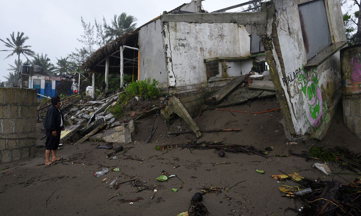 Casa destruída por furacão Grace no México
