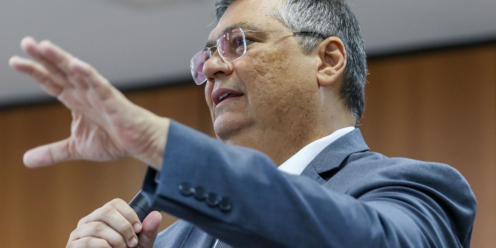 Lula afirma que Dino é vítima de fake news com "ataques plantados" 6 Lula afirma que Dino é vítima de fake news com