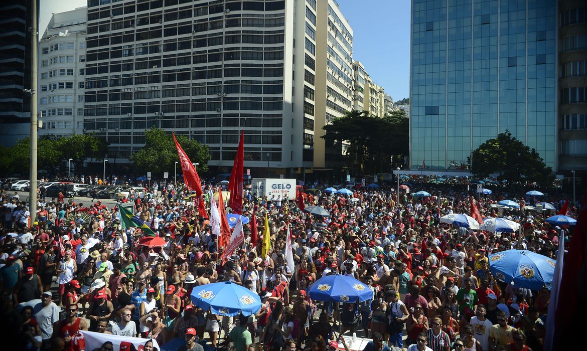 Rio de Janeiro - Manifestação contra o impeachment da presidenta Dilma Rousseff na Praia de Copacabana (Tânia Rêgo/Agência Brasil)