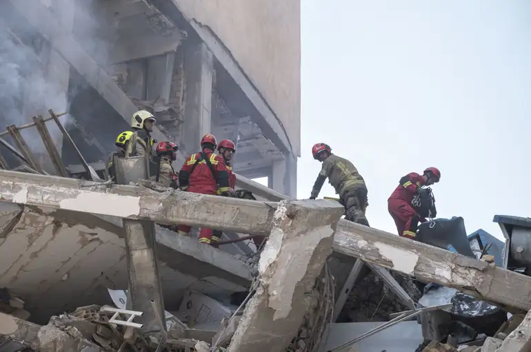 Iranian firefighters work at the scene of a destroyed residential building due to Israeli attacks in Tehran, Iran, on June 13, 2025. Reuters/Morteza Nikoubazl/NurPhoto/Proibida reprodução