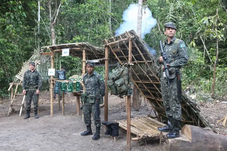AmazonLog exército realiza demonstração de sobrevivência na selva EBC Rádios AmazonLog exército realiza demonstração de sobrevivência na selva EBC Rádios