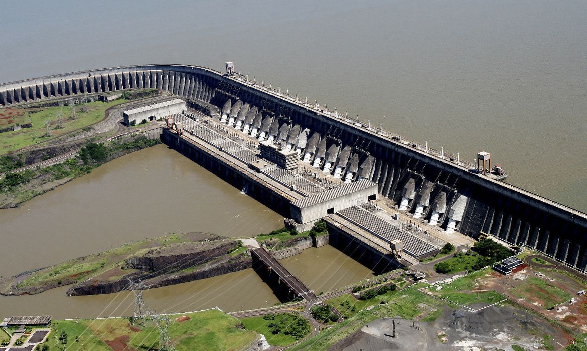 A Barragem de Itaipu é uma enorme barragem hidroelétrica no rio Paraná, entre o Brasil e o Paraguai