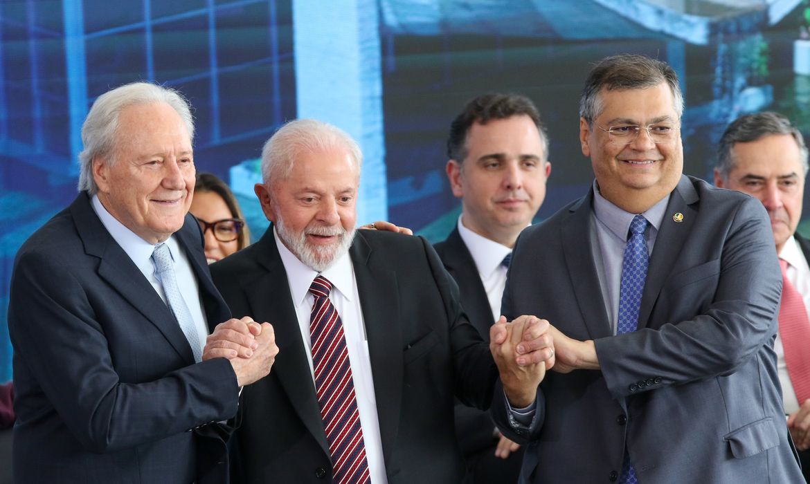 Brasília, DF 31/01/2024 O presidente Luiz Inácio Lula da Silva, acompanhado do ex ministro da Justiça, Flávio Dino, dá posse ao novo ministro da Justiça e Segurança Pública, Ricardo Lewandowski, no Palácio do Planalto.  Foto: Fabio Rodrigues-Pozzebom/ Agência Brasil