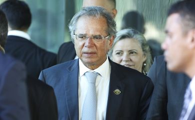 O ministro da Economia, Paulo Guedes, fala à imprensa após reunião no ministério com o presidente Jair Bolsonaro.