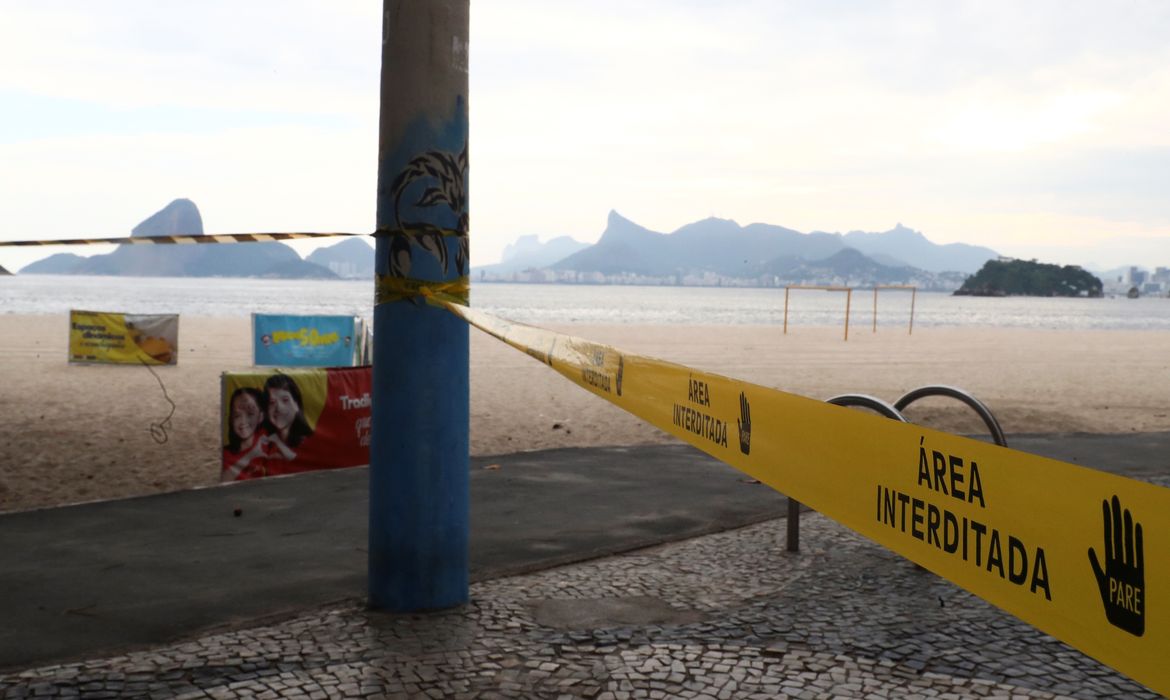 Praia de Icaraí, em Niterói, interditada para evitar proliferação de Covid-19