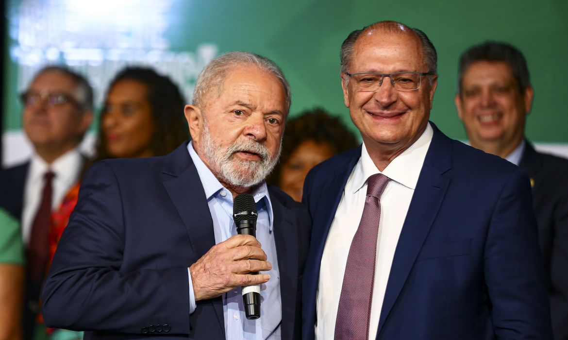 O presidente eleito, Luiz Inácio Lula da Silva, e o futuro ministro do Desenvolvimento, Indústria e Comércio, Geraldo Alckmin, durante anúncio de novos ministros que comporão o governo.