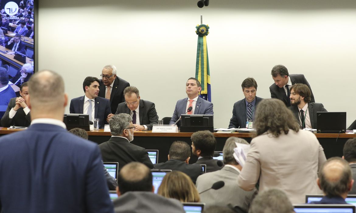 O relator, deputado Samuel Moreira, e o presidente da Comissão Especial da reforma da Previdência, deputado Marcelo Ramos, durante reunião da comissão.