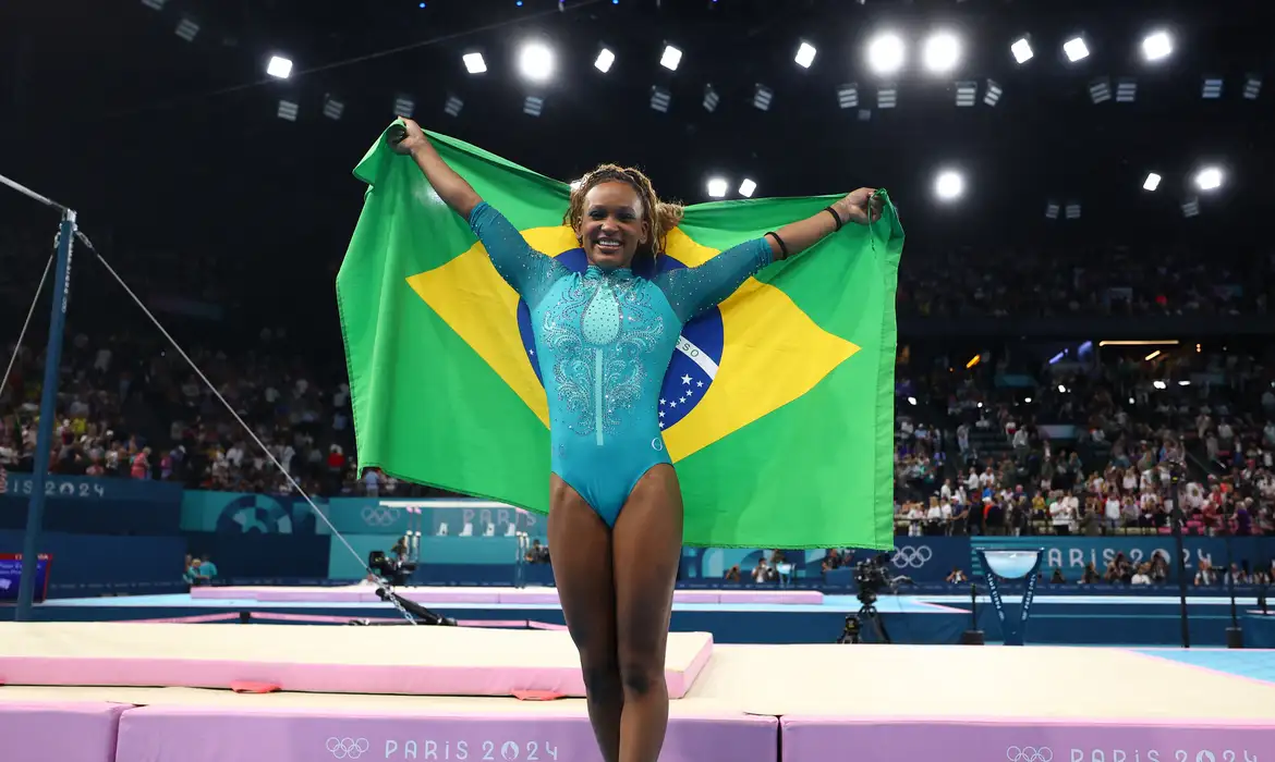 Paris 2024 Olympics - Artistic Gymnastics - Women's Floor Exercise Final - Bercy Arena, Paris, France - August 05, 2024.
Rebeca Andrade of Brazil celebrates with her national flag after winning gold. REUTERS/Hannah Mckay