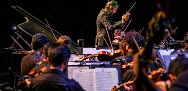 Carlos Prazeres rege a OSBA - Performance da Orquestra Sinfônica da Bahia no Verão Show da TV Brasil 