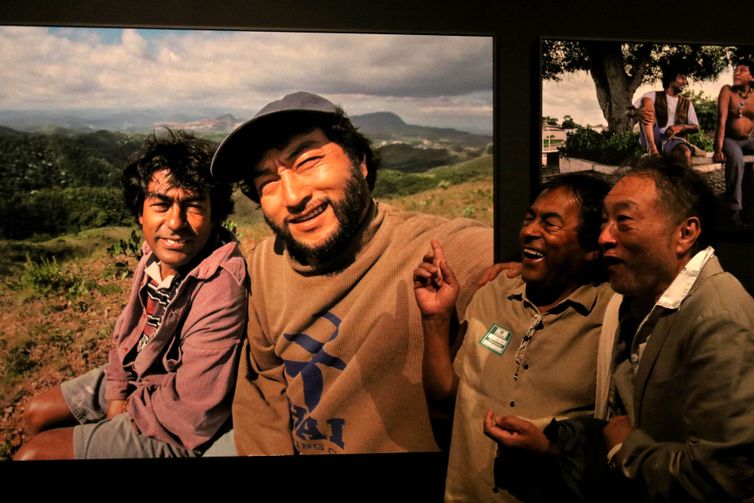 Rio de Janeiro (RJ), 27/02/2024 - O fotógrafo, Hiromi Nagakura e o filósofo indígena, Ailton Krenak, se emocionam em frente a uma foto dos dois, da década de 90.  <strong><a href=
