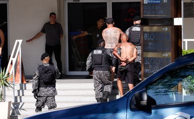 Rio de Janeiro (RJ), 23/10/2024 - Torcedores do Peñarol presos na praia do Recreio, zona oeste do Rio de Janeiro, por uma confusão generalizada, chegam na Cidade da Polícia, zona norte da cidade. Foto: Tânia Rêgo/Agência Brasil