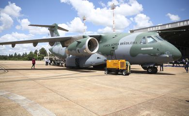 O Governo Federal envia, nesta segunda-feira (7), de Brasília a Varsóvia, na Polônia,uma aeronave KC-390 Millennium da Força Aérea Brasileira para cumprir missão de resgate dos brasileiros que deixaram a Ucrânia